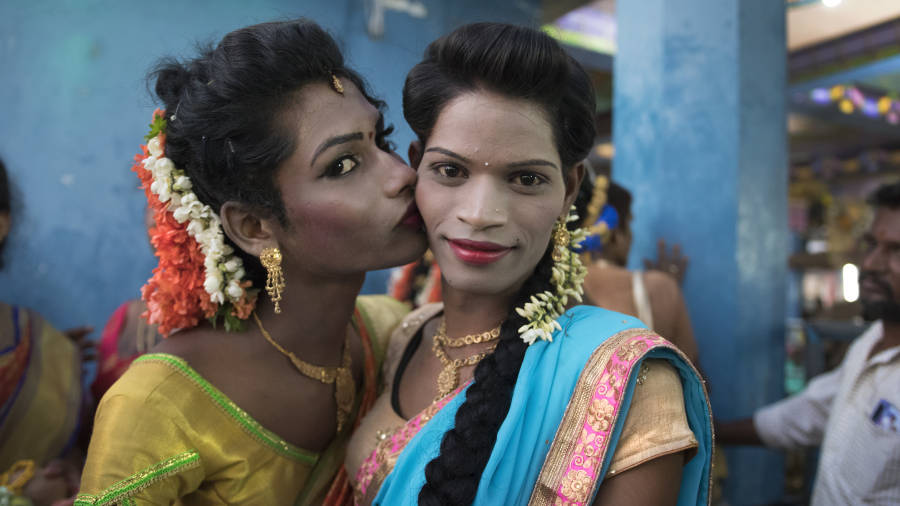 Dos Hijras dándose un beso en Tamiñl Nadú, una de las fotos de la exposición.