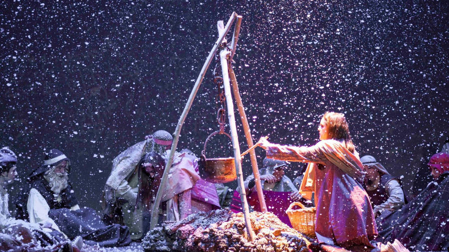 Una de les escenes dels Pastorets de l´Espluga en la qual s´utilitza un efecte especial que recrea la neu. FOTO: JORDI GUASCH