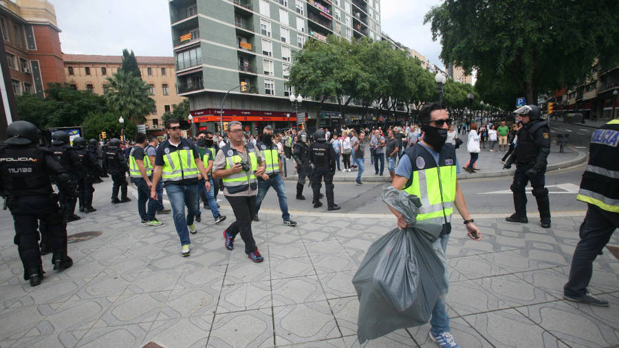 Agentes de la polic&iacute;a nacional retiran urnas del IES Tarragona