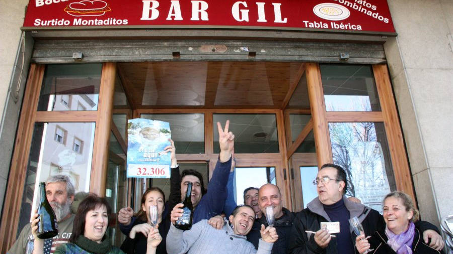Eufòria i cava a les portes del Bar Gil del Vendrell per celebrar un dels cinquens premis, el 32306. Foto: ACN