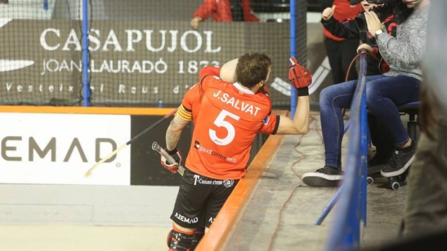 Marín y Salvat celebran un gol ante el Voltregà, el pasado sábado. Foto: Alba Mariné