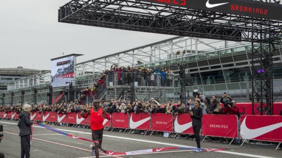 El keniano Eliud Kipchoge, de 32 años corrió este sábado en el autódromo de Monza el maratón más rápido de la historia