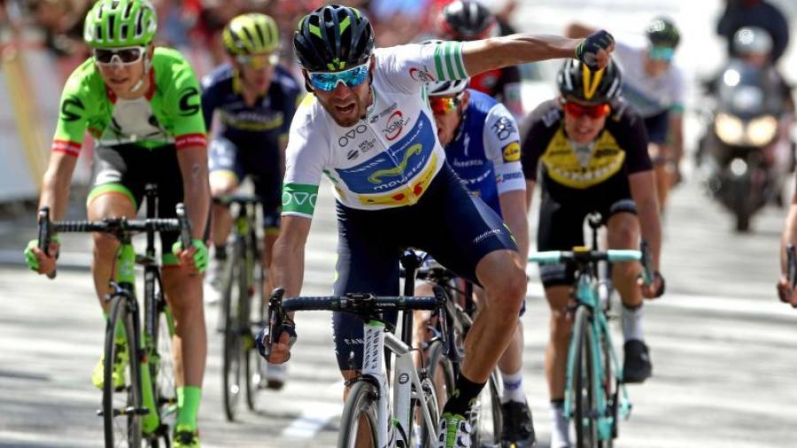 El ciclista español del Movistar Alejandro Valverde, ganador, celebra su victoria en la séptima y última etapa de la Volta Ciclista a Cataluña, que recorrió 138,700 km con salida y llegada en Barcelona. EFE/Toni Albir