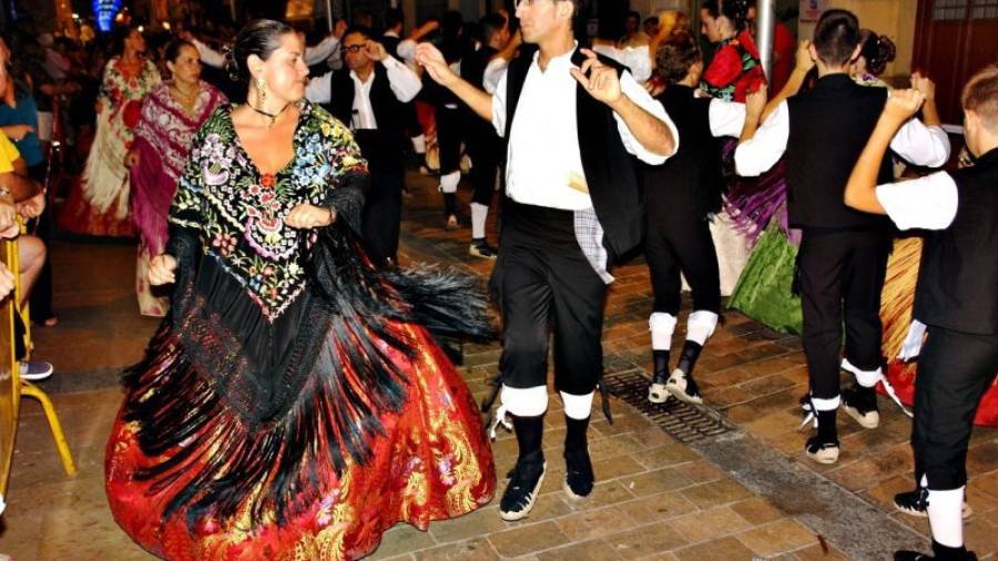 Imatge d´unes parelles de ball durant la nit de dilluns a la plaça de l´Església. Foto: Jaume Coll