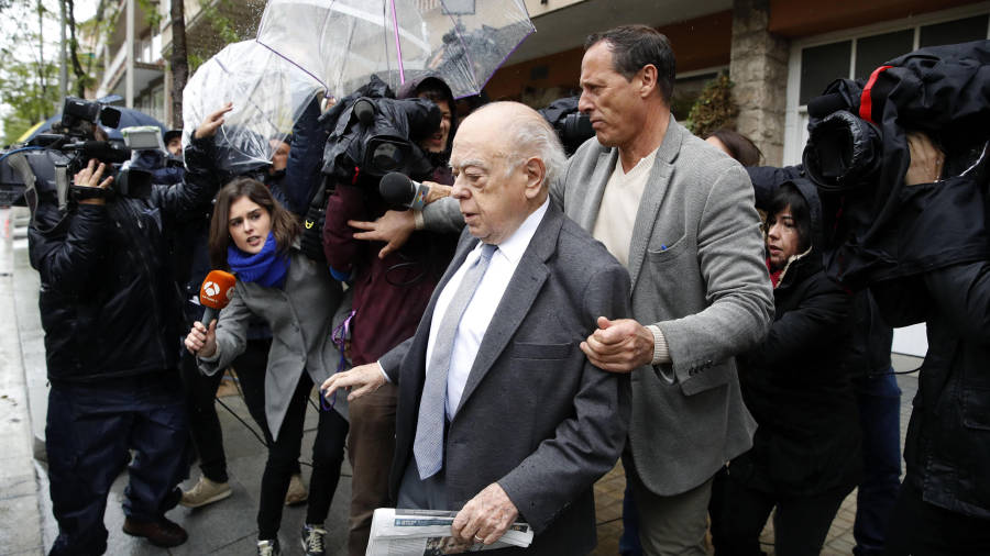 Lâ€™expresident Jordi Pujol surt de casa seva ahir al matÃ­, envoltat de periodistes. FOTO: ALBERTO ESTÃ‰VEZ / EFE