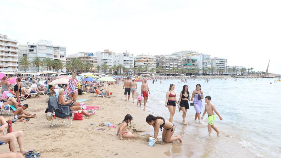 Durante los meses de verano se produce una masificación en las playas de Salou. FOTO: ALBA MARINÉ