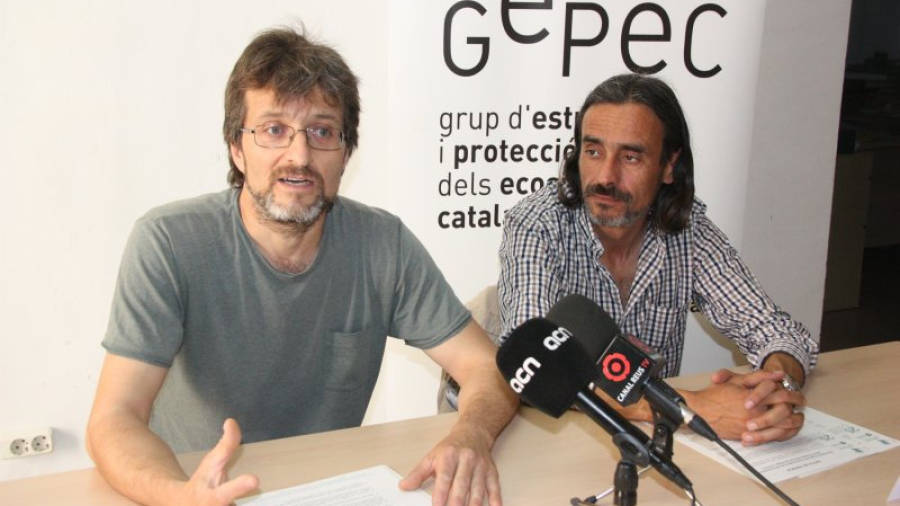 Xavier Jiménez, coordinador de la campanya contra el desmantellament de la xarxa d'espais naturals protegits catalans, acompanyat d'Andreu Escolà, president de GEPEC-EdC, durant la roda de premsa aquest dijous a la seu de l'entitat ecologist