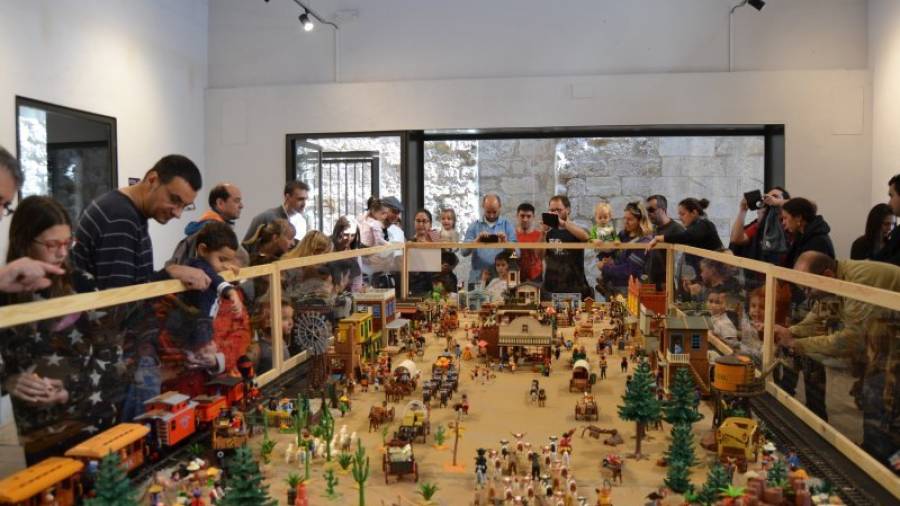 Visitants al Festival de Playmobil de Montblanc, Clickània, observant un dels diorames. Foto: M. Plana