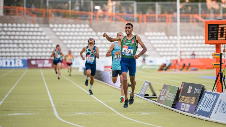 Abdessamad Oukhelfen, entrando primero en meta en el estatal de los 5.000 m., este pasado domingo. FOTO: CEDIDA