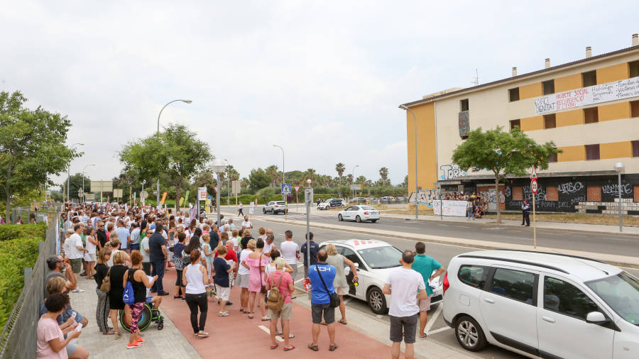 Las dos manifestaciones se celebraron ante las puertas de la residencia Montemar. FOTO: ALBA MARIN&Eacute;