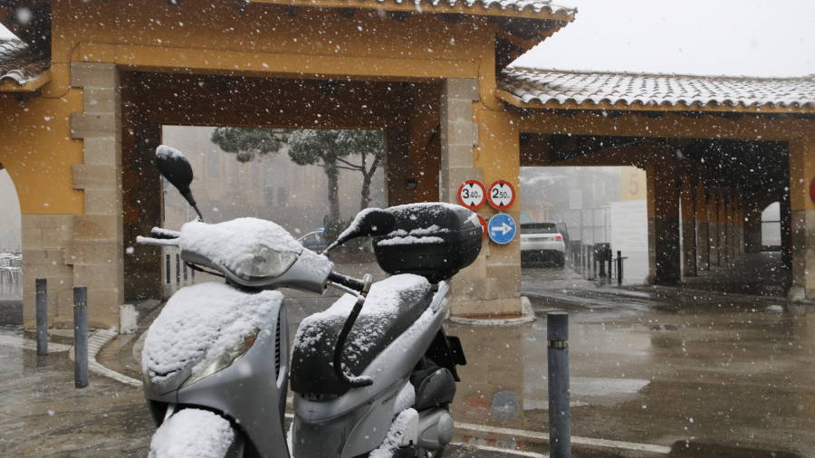 Una motocicleta amb neu aparcada a la zona del Tibidabo