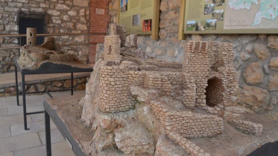 En primer pla, la maqueta del castell de Querol i, al fons, la de Saburella. Foto: M.Plana