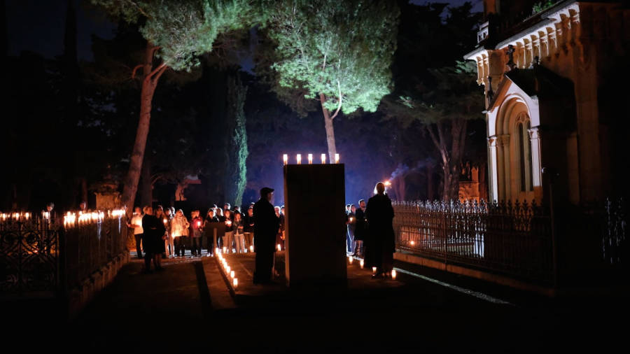 Imagen de archivo con gente asistiendo a las visitas nocturnas al Cementerio General de Reus, en su décima edición, la del 2018 FOTO: CEDIDA