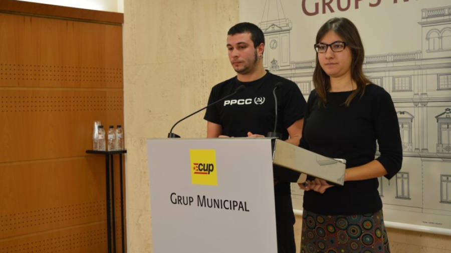 Els regidors de la CUP de Reus, Edgar Fernández i Marta Puig, han opinat sobre el cas de l'àvia morta en un incendi al pis que vivia sense electricitat. Foto: ACN