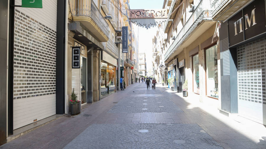 Imagen sin precedentes de la calle Monterols vac&iacute;a este s&aacute;bado al mediod&iacute;a. FOTO: Alba Marin&eacute;