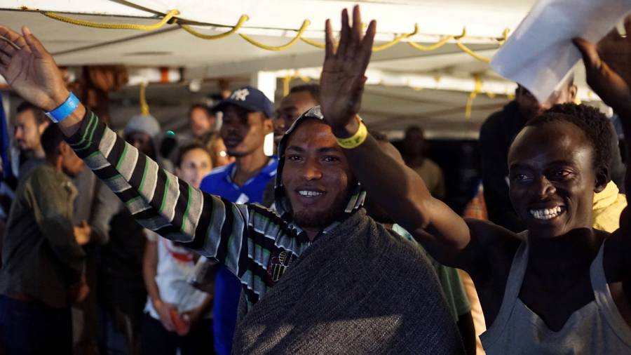 Algunos de los 83 migrantes que quedaban en el barco de la ONG, antes de desembarcar en Lampedusa, ayer de madrugada. gentico/efe