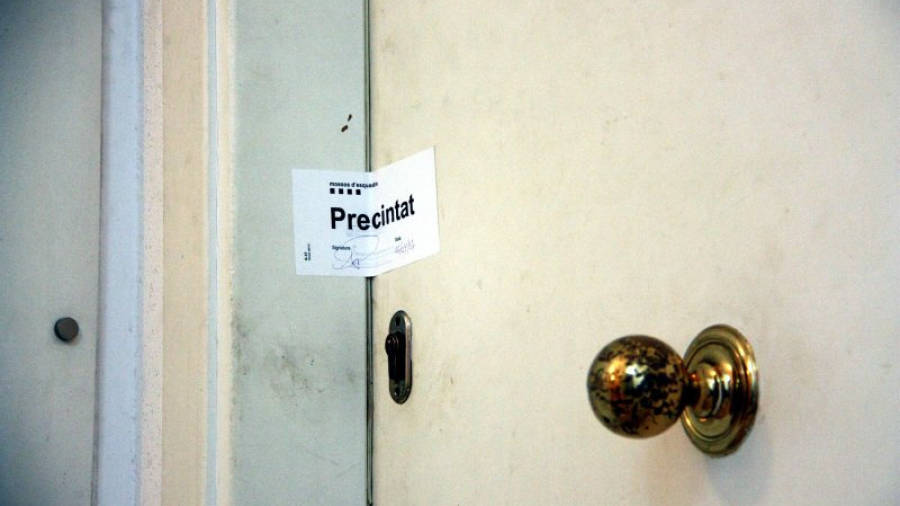 Detalle del precinto de los Mossos de Esquadra en la puerta del 2n 1a, donde se ha producido el apuñalamiento mortal. Foto: ACN