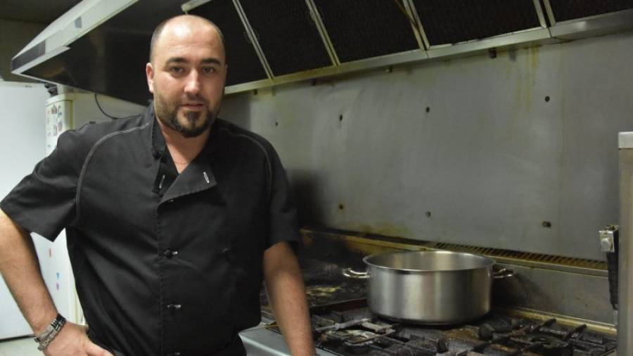 Jordi Escobedo en la cocina de su restaurante Foto: judit gabaldón