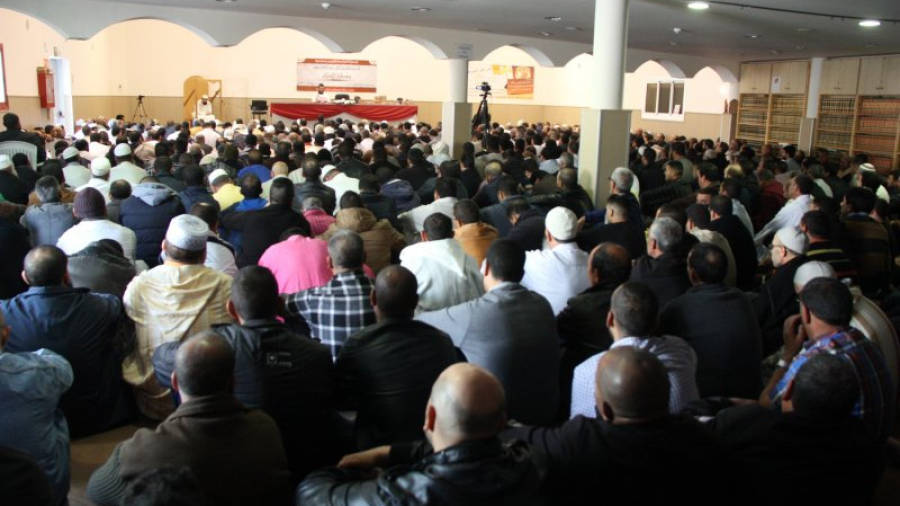 Centenars de fidels musulmans durant la pregària d'aquest divendres a la mesquita de Reus, ubicada al polígon Granja Vila. Foto: ACN