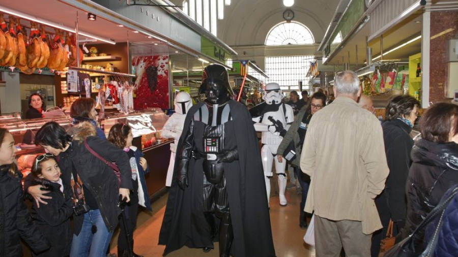 La comitiva encapçalada per Darth Vader va sorprendre els compradors, ahir al mercat. Foto: A. CARALT
