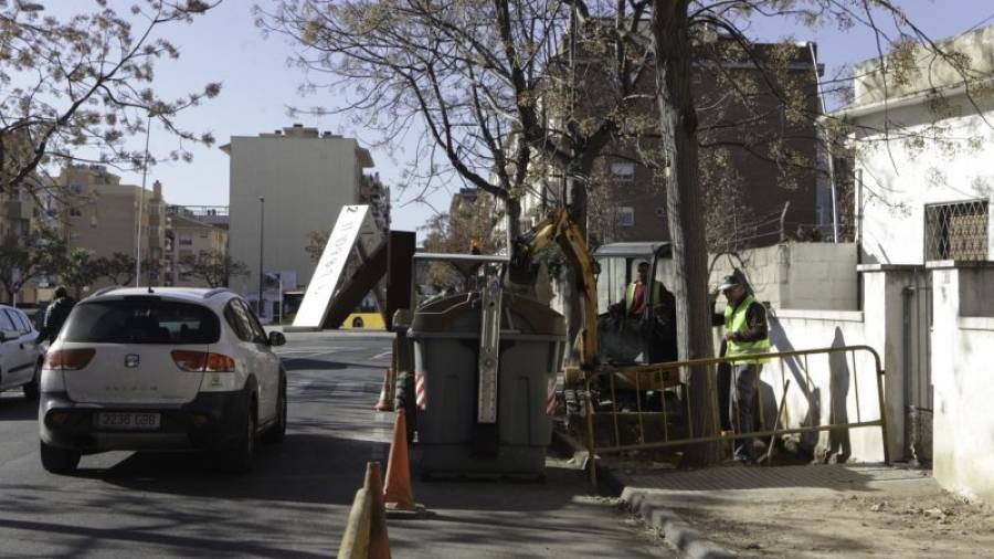 Los operarios empezaron ayer los trabajos en la calle del Treball. Foto: Alba Mariné