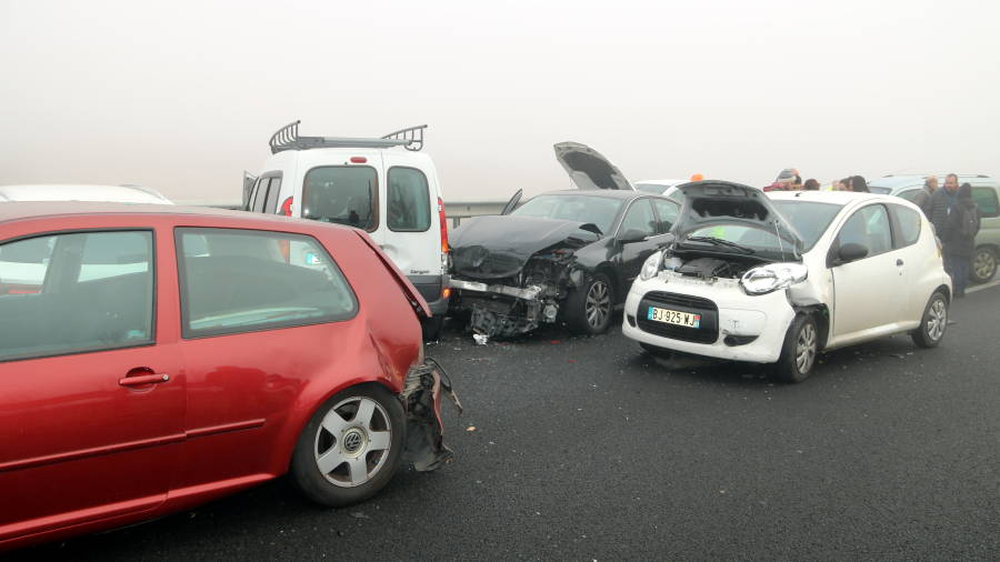 Imatge general de quatre dels vehicles implicats en l'accident m&uacute;ltiple a l'A2 al Pla d'Urgell. FOTO: ACN
