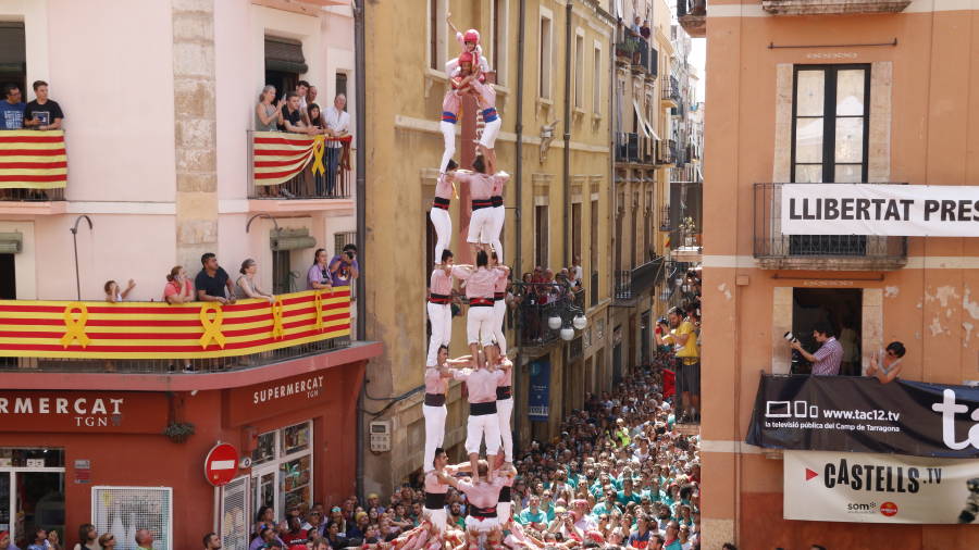 3 de 8 amb folre descarregat pels Xiquets de Tarragona, durant la diada de Sant Mag&iacute;. Imatge del 19 d'agost del 2019