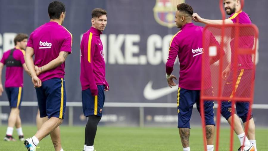 Los jugadores del FC Barcelona, Leo Messi, Luis Suárez (i), Gerard Piqué (d), y Neymar Jr (2d), durante la sesión de entrenamiento de la plantilla azulgrana, esta tarde en la Ciudad deportiva Joan Gamper de Sant Joan Despí. Fot