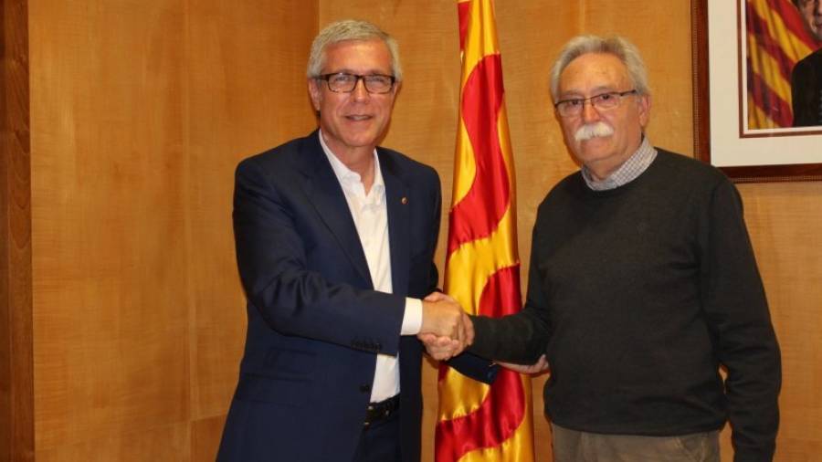 Imagen de la reunión que ayer por la mañana mantuvo el alcalde con Francesc Pintado. Foto: DT