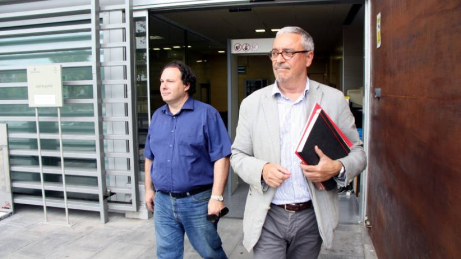 Daniel Masagué, exalcalde de Torredembarra, sortint del jutjat amb el seu advocat, Xavier Melero. Foto: ACN