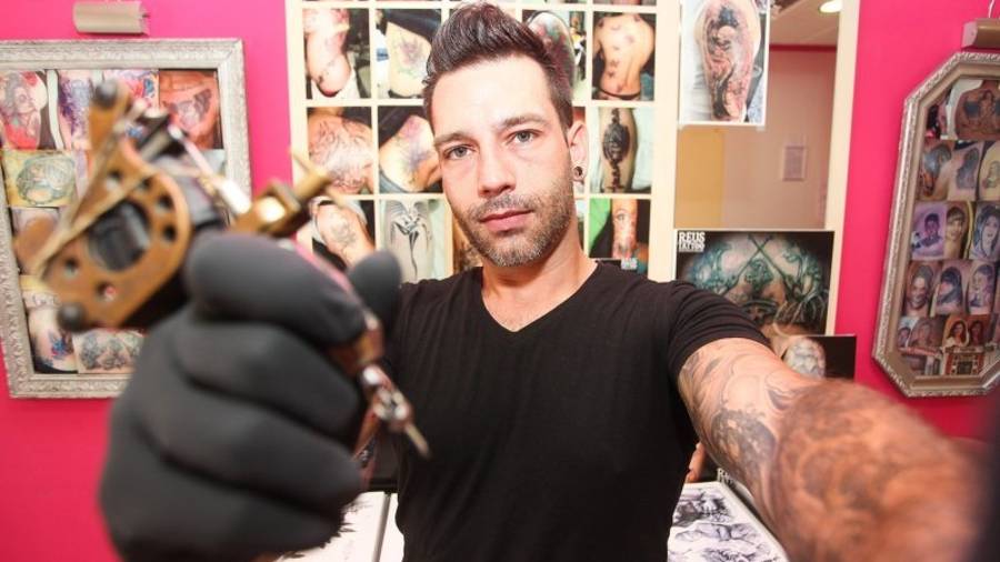 Alexis Gutiérrez lleva quince años dedicándose al arte de los tatuajes. foto: Alba Mariné