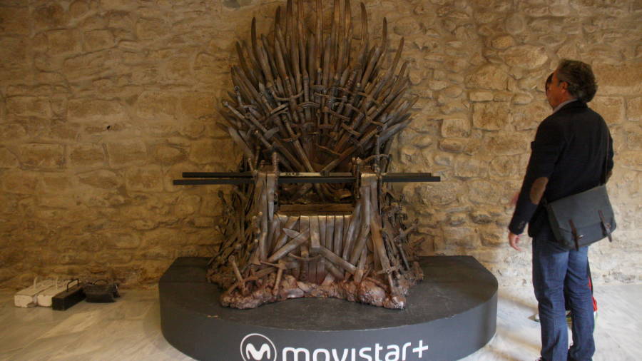El tron de 'Joc de Trons' instal·lat en una de les sales del Teatre Municipal de Girona el passat abril. Foto: ACN