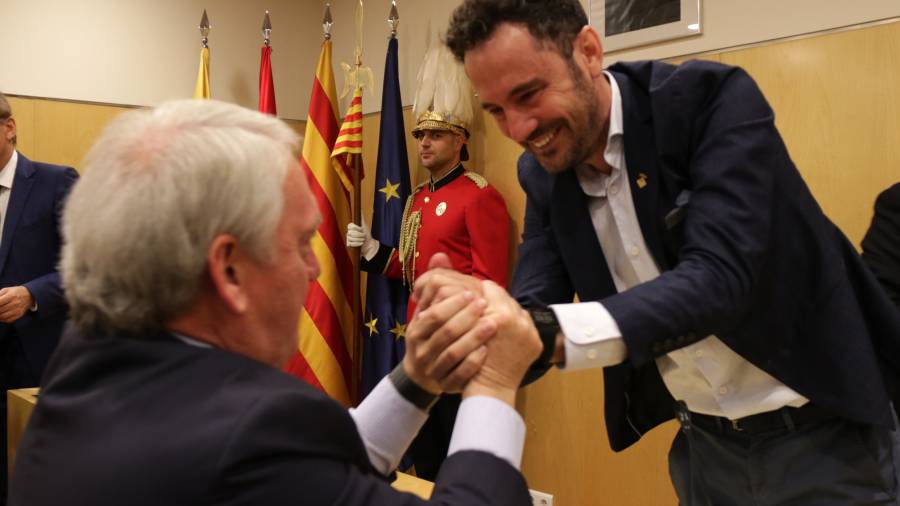 Josep Poblet felicitando a Pere Segura durante el pleno de ayer. FOTO: ACN