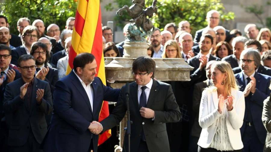 El president de la Generalitat, Carles Puigdemont, el vicepresident, Oriol Junqueras, i la resta de membres del Govern han signat aquest divendres un manifest en el qual es comprometen tots i cadascun a organitzar, convocar i celebrar&am