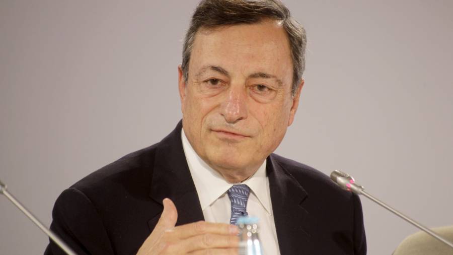 Mario Draghi durante una conferencia