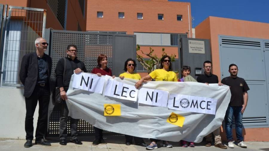 Al centre, mares de l´escola Rocabruna de Picamoixons manifestant-se davant els Serveis Educatius. Foto: M.P.
