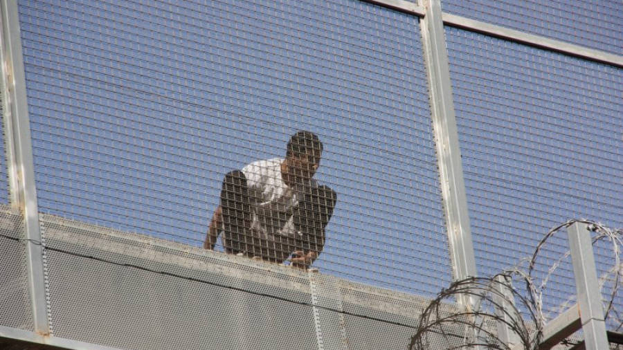 El preso de la Modelo, cuando aún estaba en el tejado de la cárcel. Foto: ACN