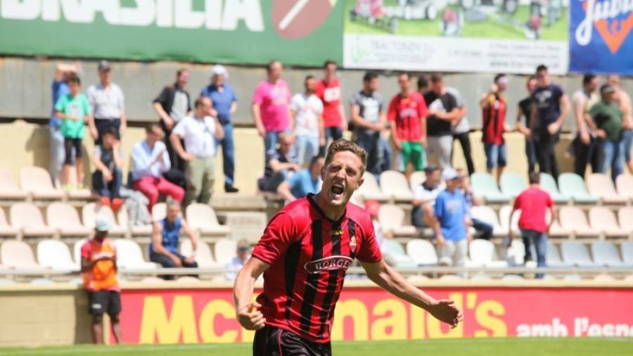 Edgar Hernández celebra con rabia uno de los cinco goles del Reus este domingo. Foto: Alba Mariné