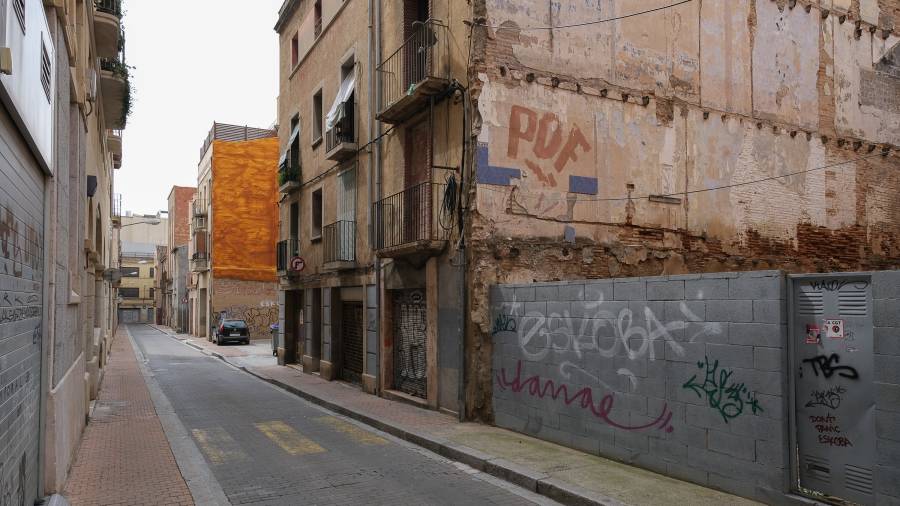 El n&uacute;mero 24 de la calle Sant Esteve es uno de los inmuebles que se derribar&aacute;. FOTO: FABI&Aacute;N ACIDRES
