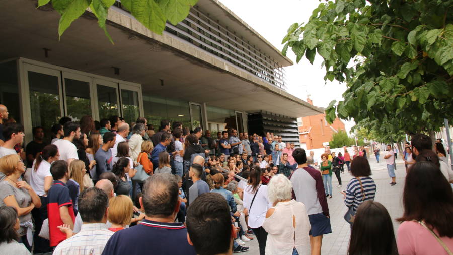 La gente aguardaba la llegada de los agentes en la puerta principal del Conservatori Professional de M&uacute;sica