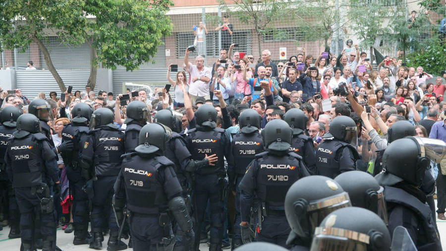 Agentes de la polic&iacute;a nacional forman un cord&oacute;n policial en el IES Tarragona
