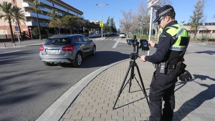 Un agente vigila la velocidad de un turismo en un cruce cerca de la Escola Salou. FOTO: Alba Mariné