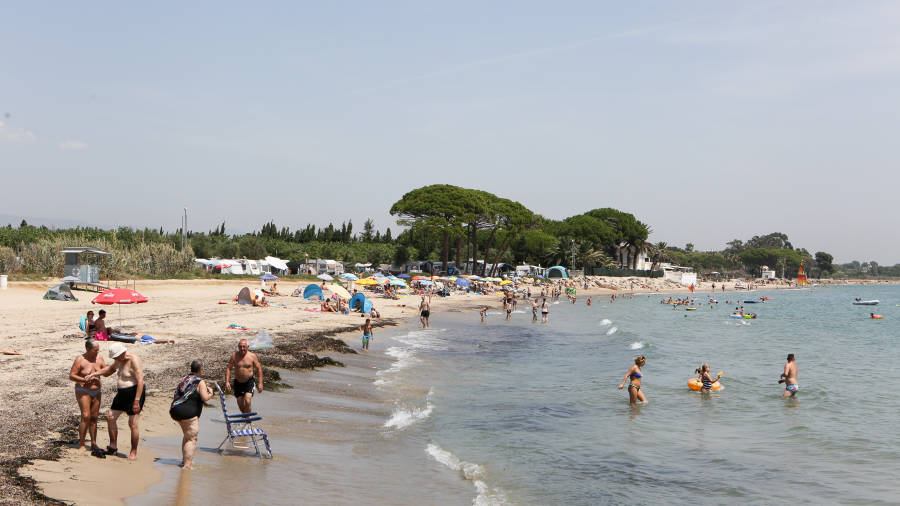 La playa de la Pixerota reúne gran cantidad de turistas llegado agosto. Foto: A. Mariné.