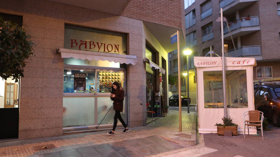 Los ladrones abrieron la cerradura de la persiana de este cafÃ© de la calle Jacint Vilosa y se llevaron la mÃ¡quina de tabaco entera. FOTO: ALBA MARINÃ‰