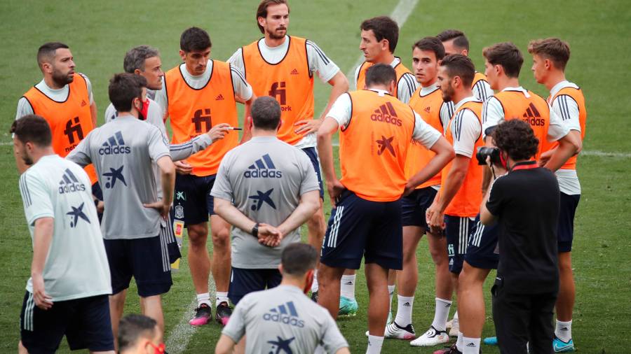 Luis Enrique charla con los jugadores de la selección en uno de los primeros entrenamientos antes del positivo de Busquets. FOTO: EFE
