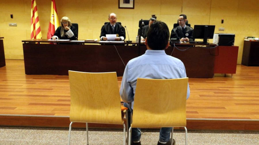 El fuster que va fer tocaments a una nena a Riudellots de la Selva, durant el judici a l'Audiència de Girona el 15 de març del 2017
