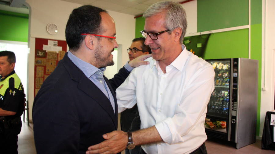 El candidat del PSC i actual alcalde, Josep Fèlix Ballesteros, saludant amistosament l'alcaldable del PP, Alejandro Fernández, amb qui ha coincidit a l'Institut Tarragona. Foto: ACN