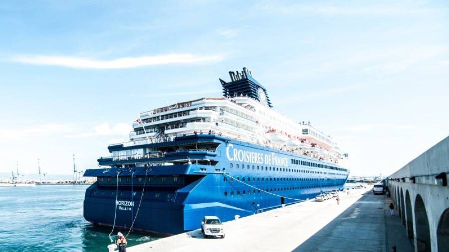 El crucero Horizon que hoy llega a Tarragona lleva 650 pasajeros y tiene una eslora de 208 m y una manga de 29 m. Foto: Cedida