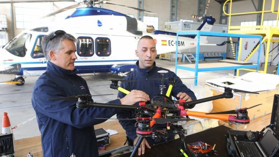 Los instructores Lorenzo Dueso y Oscar Villar, mostrando algunos de los drones del Aeroclub. Foto: Alba Mariné