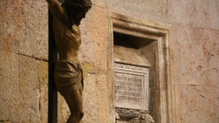 Pla general de l'urna funerària que conté les restes de sant Cebrià, situada a la paret darrere l'altar de la catedral de Tarragona, amb una figura del Sant Crist. Foto: ACN
